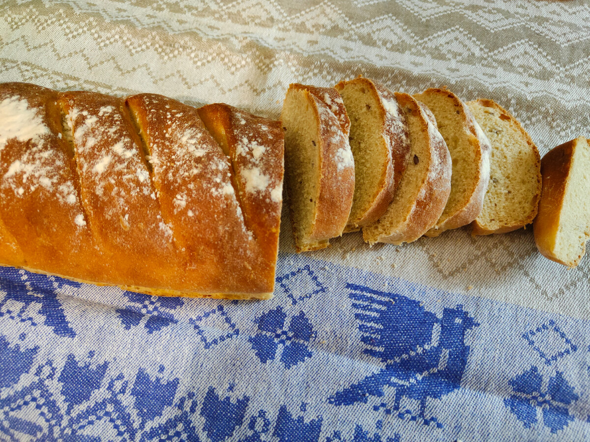 Простой нарезной батон из муки 1 сорта, с семенами льна - я такой пеку чаще всего.