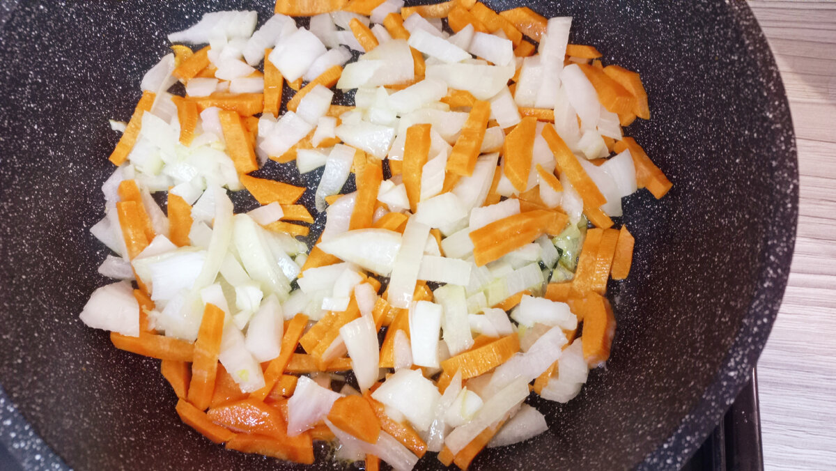 Лук,морковь тушим на сливочном масле.