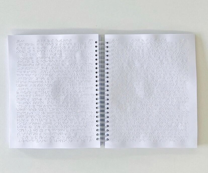     Британский Vogue впервые истории выпустил номер, написанный шрифтом Брайля