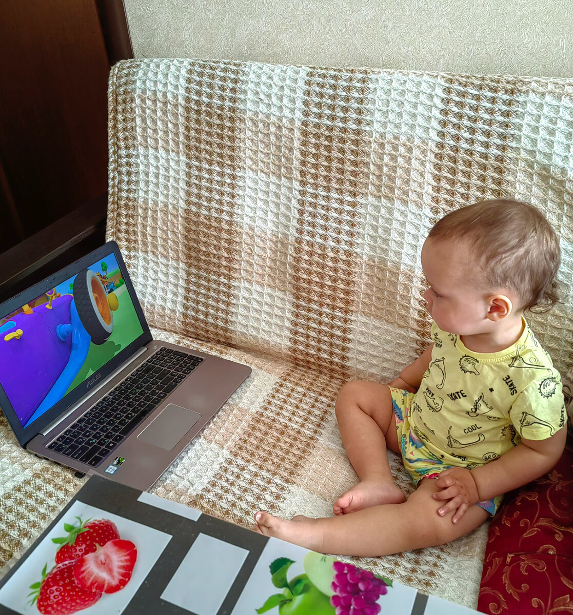 Пока мы готовились и накрывали стол, Миша смотрел мультики