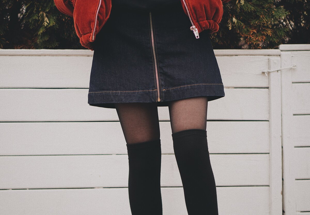 Портрет привлекательной девушки в мини-юбке и чулках