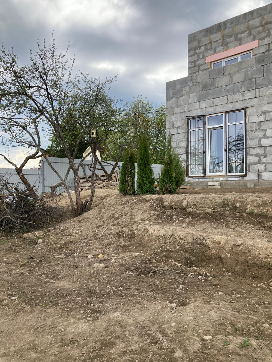 Фото дома и перепадов высот между двумя площадками. Составляет примерно 120 см