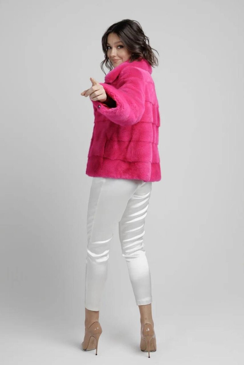 Норковый полушубок ярко розового цвета 