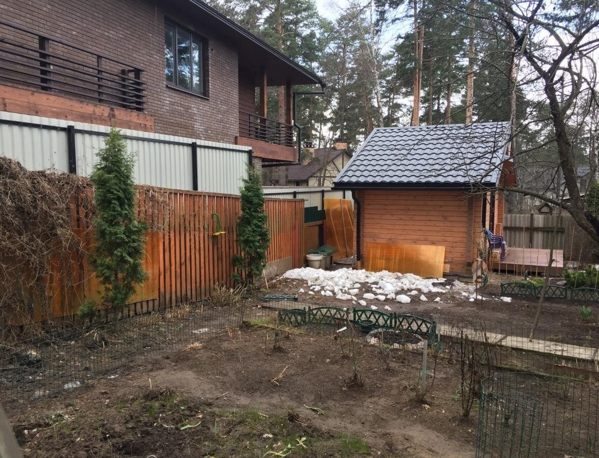    Сплошной забор между участками необходимо согласовать с соседями. Нарушение норм с вашей стороны может создать массу проблем для окружающих. Фото vk_1369102