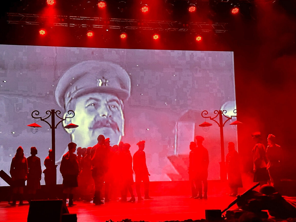 Начало спектакля «И, значит, нам нужна одна Победа!»