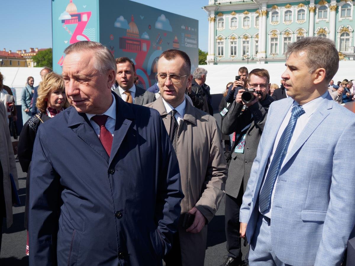 Губернатор Петербурга Александр Беглов, вице-губернатор Борис Пиотровский и глава комитета по печати Владимир Рябовол на книжном салоне. Фото: Дмитрий Абрамов / MR7