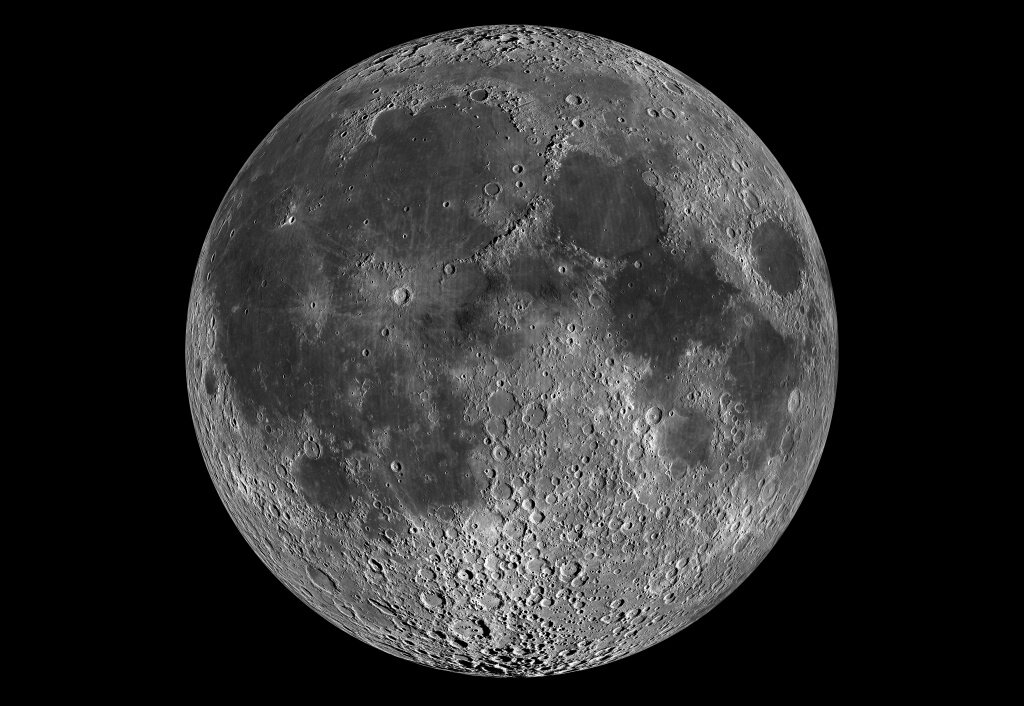 Видимая сторона Луны — мозаика изображений, полученных аппаратом НАСА Lunar Reconnaissance Orbiter