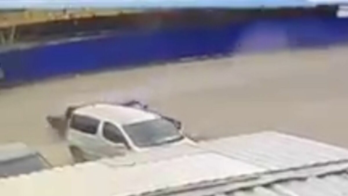     В Зыково автомобиль «Жигули» на полной скорости врезался в автомобиль у торгового центра.