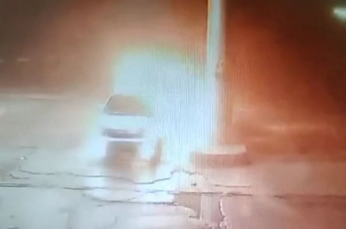    На Сахалине водитель увел горящий автомобиль с заправки
