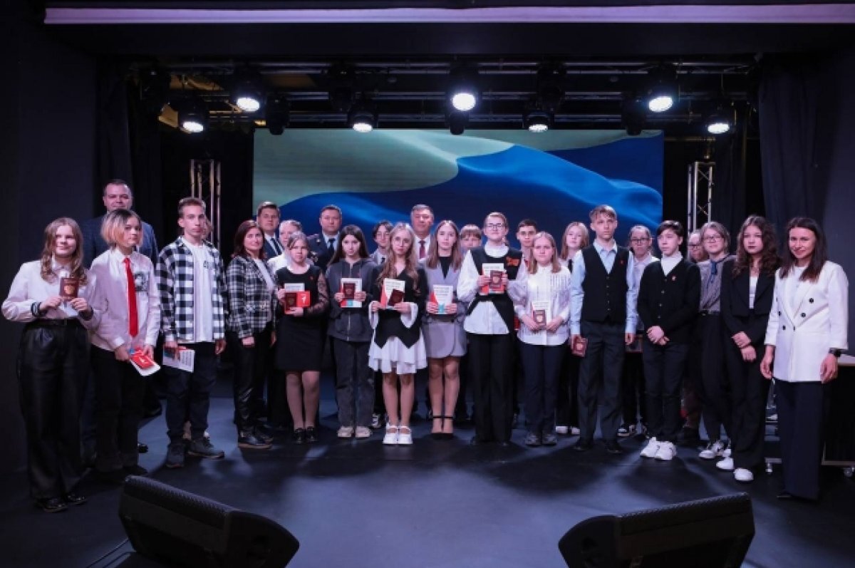    Активистам «Движения Первых» в Мурманской области выдали паспорта