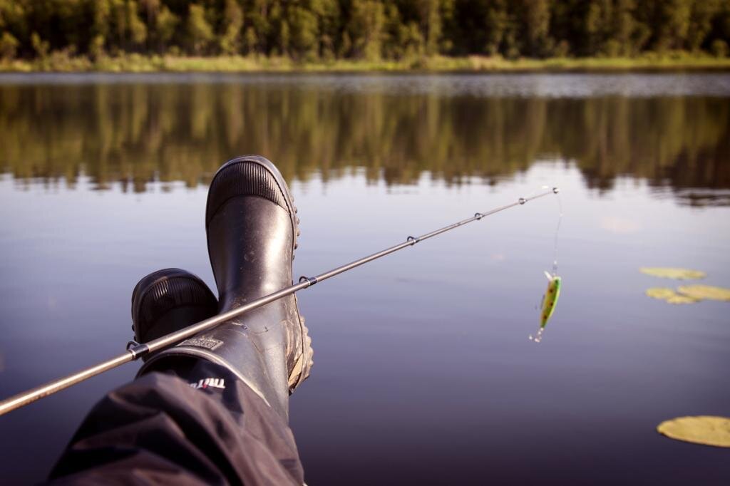 Лов рыбы разрешение. Рыбалка. Лето рыбалка. Рыбалка летом. Рыбак на озере.