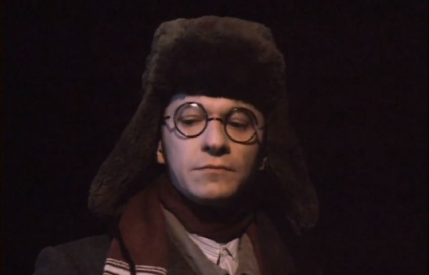 Раевский (Андрей Ильин), кадр из фильма "Какая чудная игра" (1995)