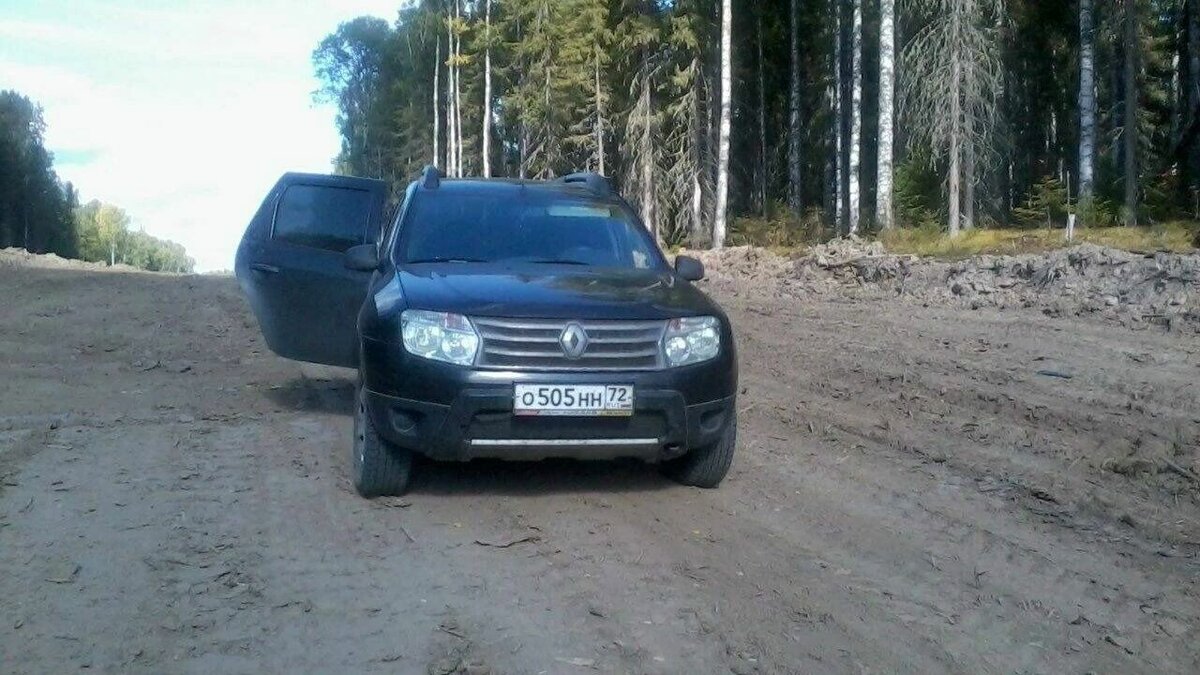     Серьезное дорожно-транспортное происшествие произошло сегодня ночью на трассе Тюмень — Тобольск. Здесь с проезжей части в кювет слетел автомобиль Renault Duster.