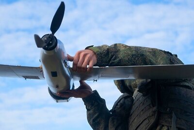    Военнослужащий ВС РФ запускает разведывательный беспилотный летательный аппарат (БПЛА) ZALA на Николаево-Криворожском направлении ©Иван Родионов РИА Новости