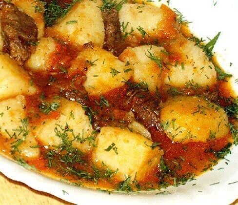 Тушеная картошка со свининой и томатной пастой