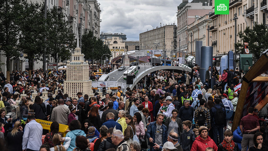 Человек жил в городе. Население Москвы. Москва много людей. Жители города Москвы. Население Москвы люди.