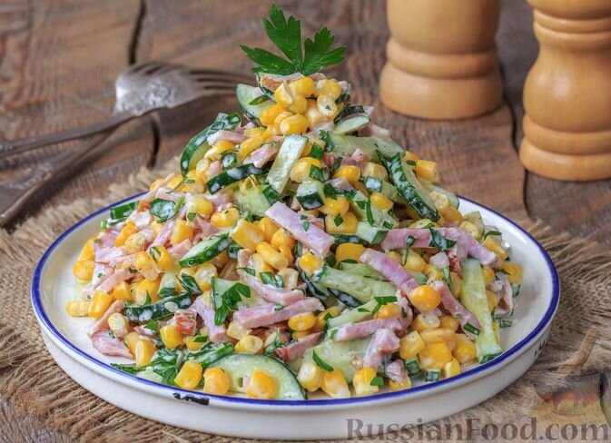 Салат с консервированной кукурузой