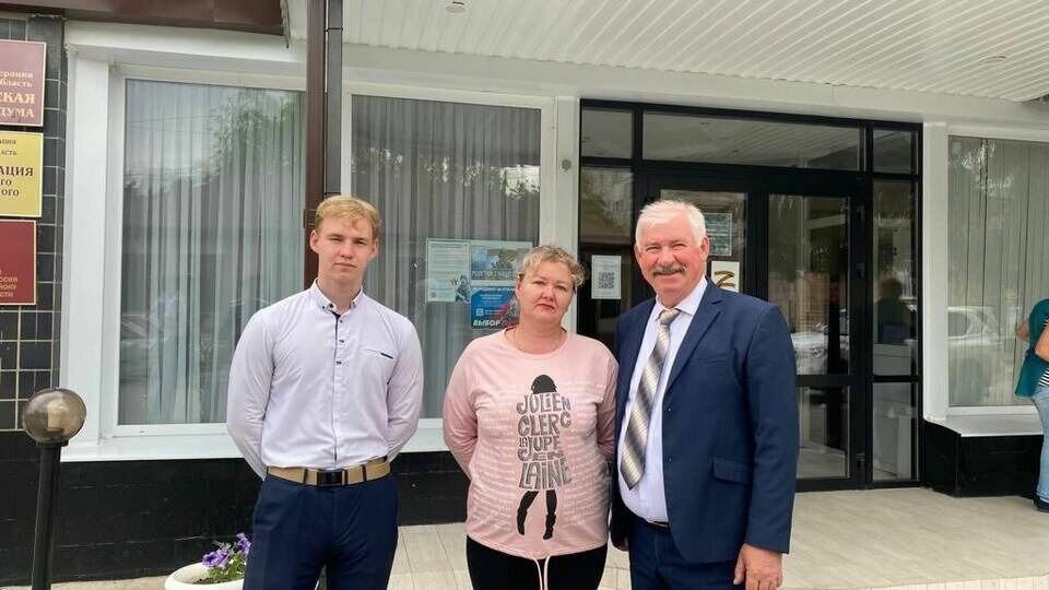     Волгоградец Андрей Соловьев, спасший одноклассницу во время поножовщины на последнем звонке, мечтает работать в полиции, сообщил глава Иловлинского района Иван Гель в Telegram. Мальчик занимается спортом и увлекается историей казачества.