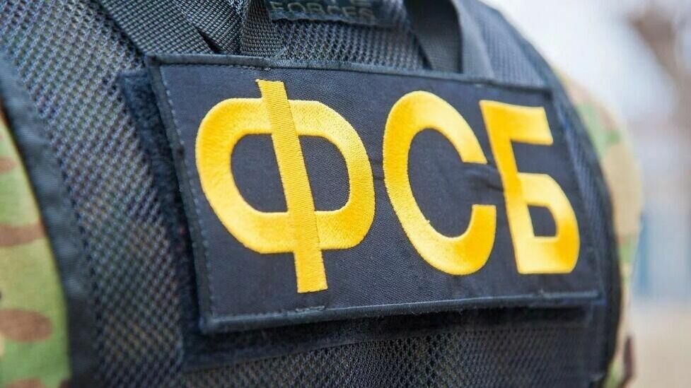     По данным службы, он передал украинской военной разведке сведения о расположении предприятий ОПК, средств ПВО и личного состава В РФ.