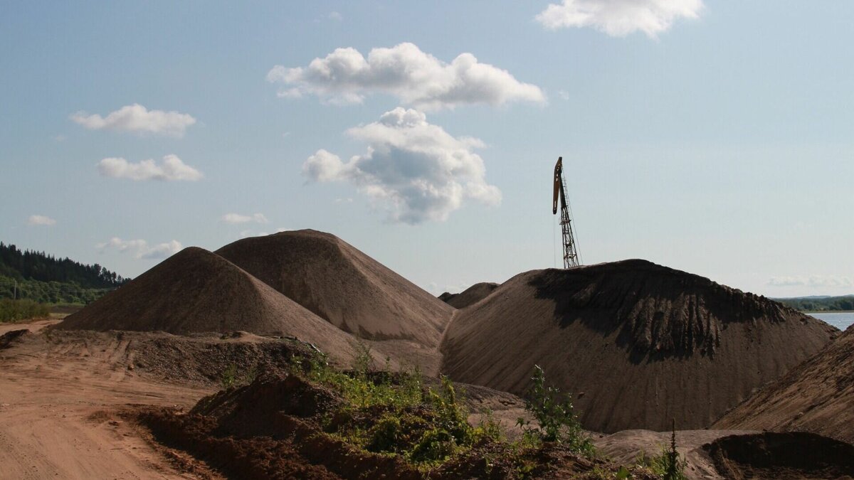     В ходе 54 заседания Курултая республики к депутатам с просьбой выступить с инициативой о передаче полномочий, касающихся добычи и выдачи лицензии на россыпное золото, субъектам РФ обратился глава республики Радий Хабиров.