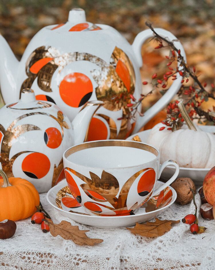 Сервиз «Райские яблоки» («Золотой завиток»). Вербилки, 1960 гг. Автор росписи Александра Александровна Чекулина. Фото автора. Октябрь, 2022