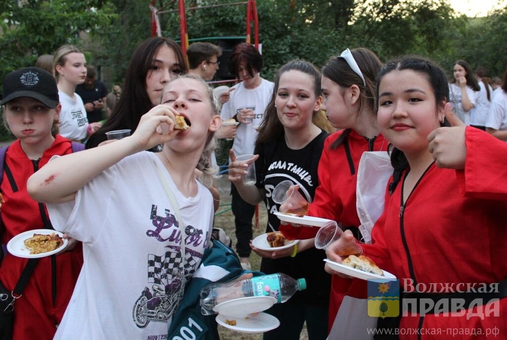 Финальным аккордом стали, конечно же, пироги!📷     Игра в кальмара, пироги и капсула времени: 5-й округ Волжского отпраздновал День соседей
