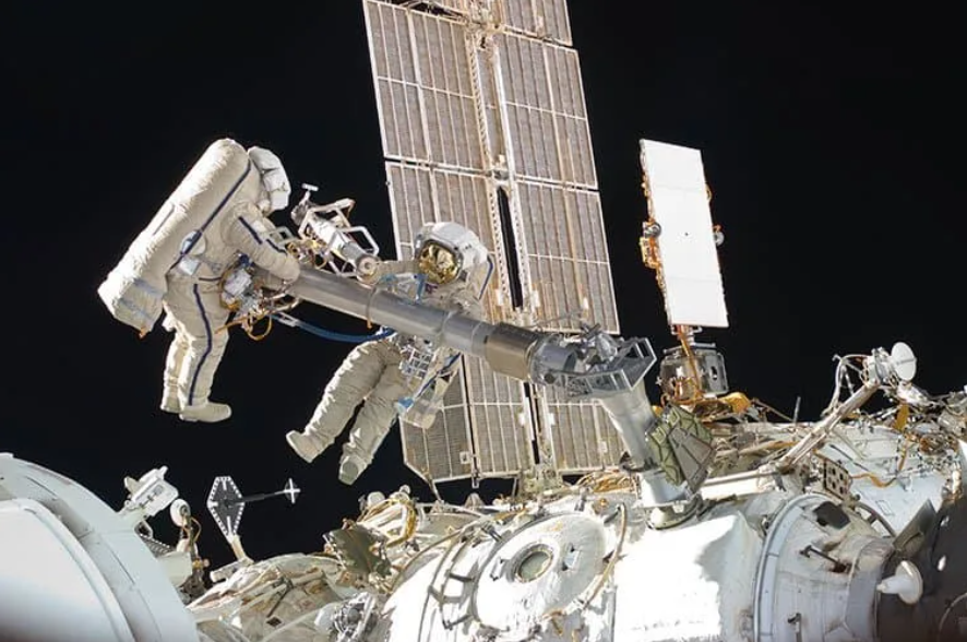 Какая сейчас станция в космосе работает. Международная Космическая станция МКС. Станция мир 1986. Станция мир в космосе. Постер МКС.