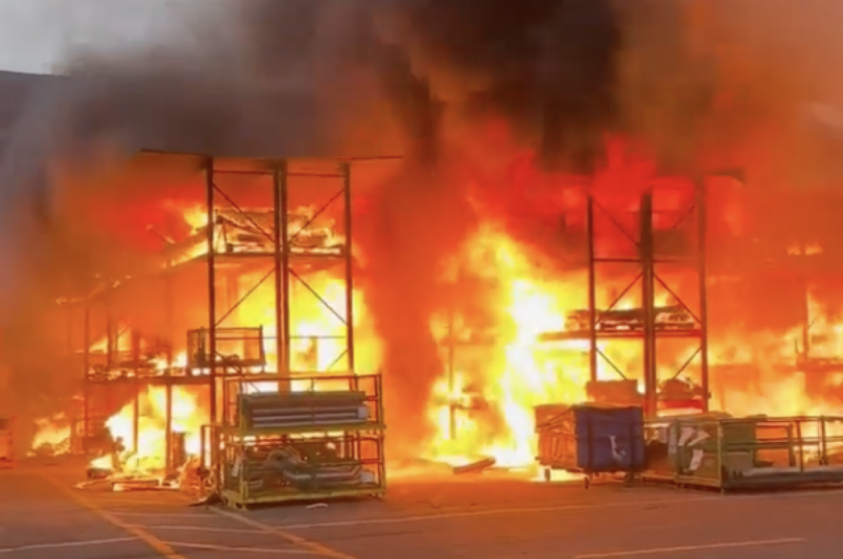    В США произошел пожар на крупном заводе по производству грузовиков