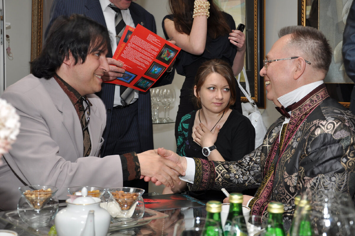 Самое время вспомнить, как это было. Одна из нечаянных, нежданных встреч с мэтром высокой моды. Слава Зайцев как всегда - на высоте. Высоте обаяния и проникновенного общения... 