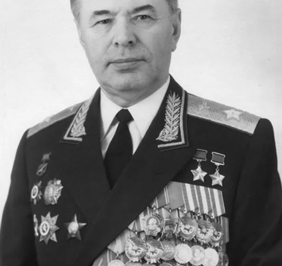 За время Великой Отечественной этот летчик-истребитель ни разу не был сбит и не получил ни одного ранения. Ему посвятил песню Высоцкий.