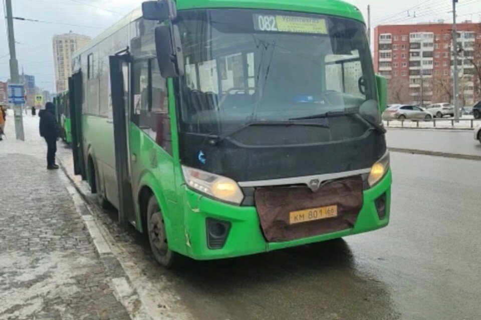     Мальчик находился внутри автобуса, когда водителю пришлось резко затормозить. Фото: ОГИБДД УМВД по Екатеринбургу