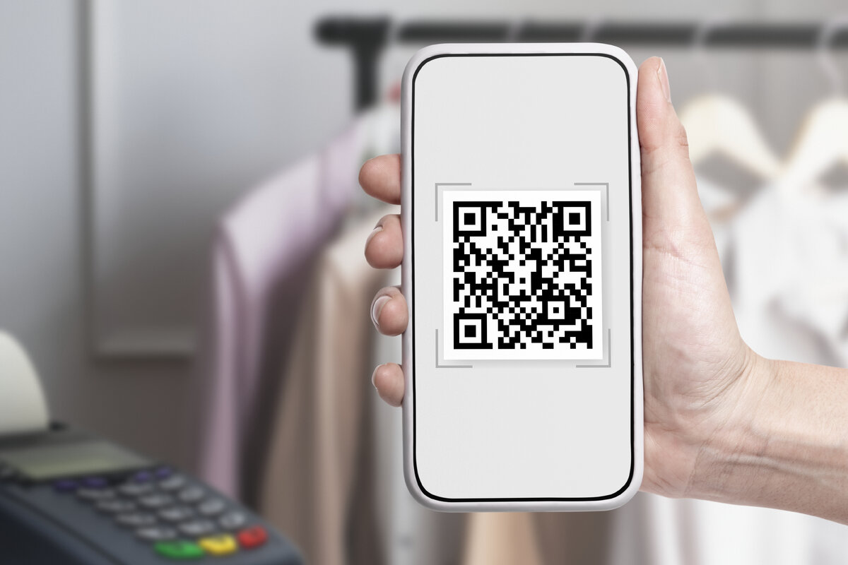 Оплата товара по qr коду. QR код на упаковке. Элкарт мобайл. QR code scanning iphone. Плати QR от Сбера.