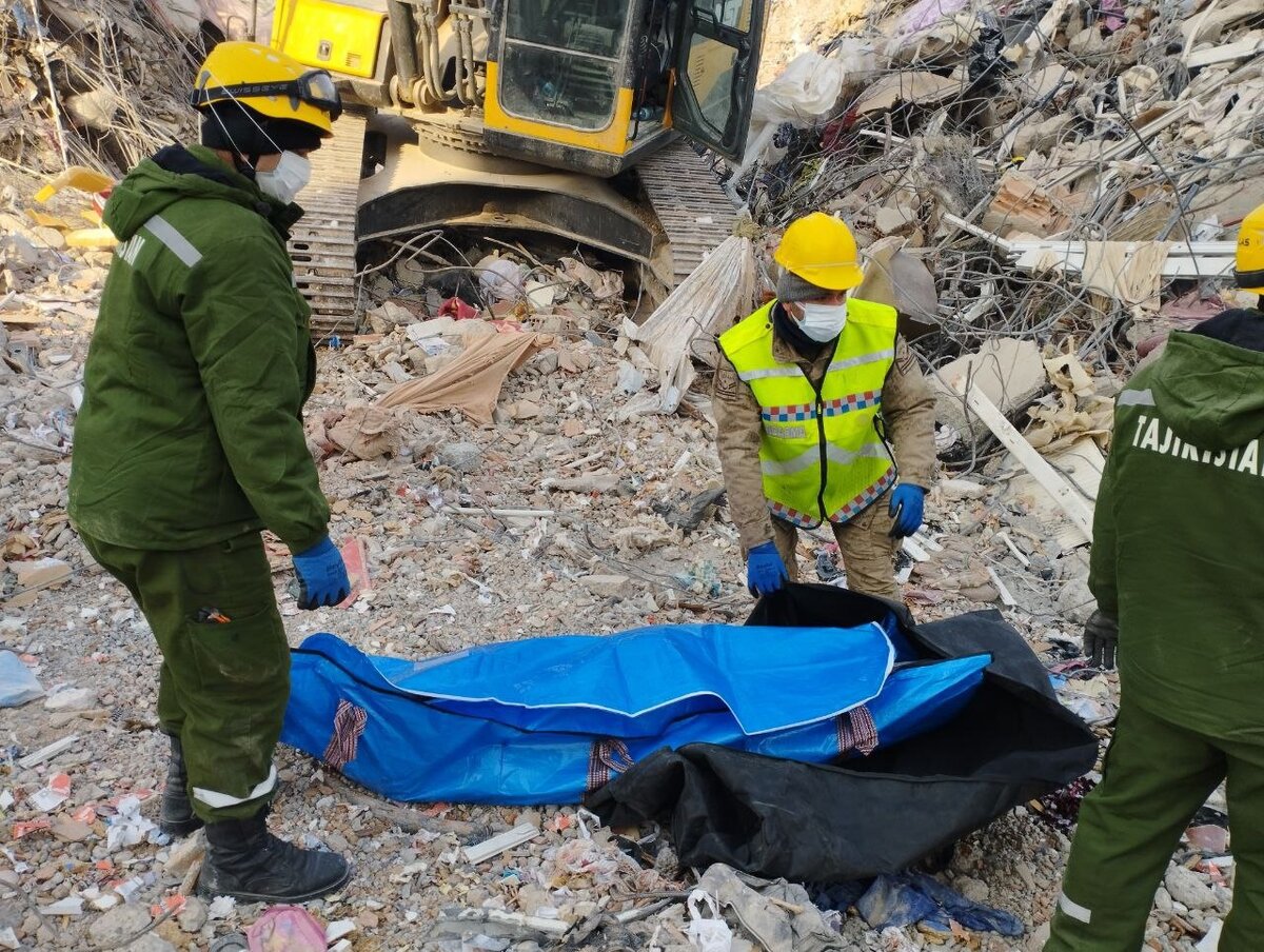 Мчс россии при землетрясении. Спасатели мчс землетрясение. Спасатели землетрясение. Спасение людей из под завалов. Спасатели землетрясение.