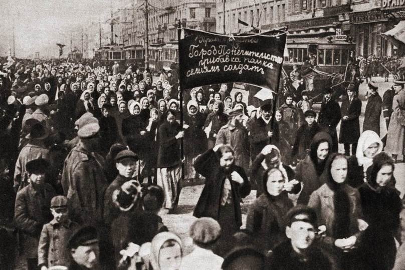     Женская манифестация в Петрограде 23 февраля (8 марта) 1917 года, положившая начало Февральской революции / ru.wikipedia.org