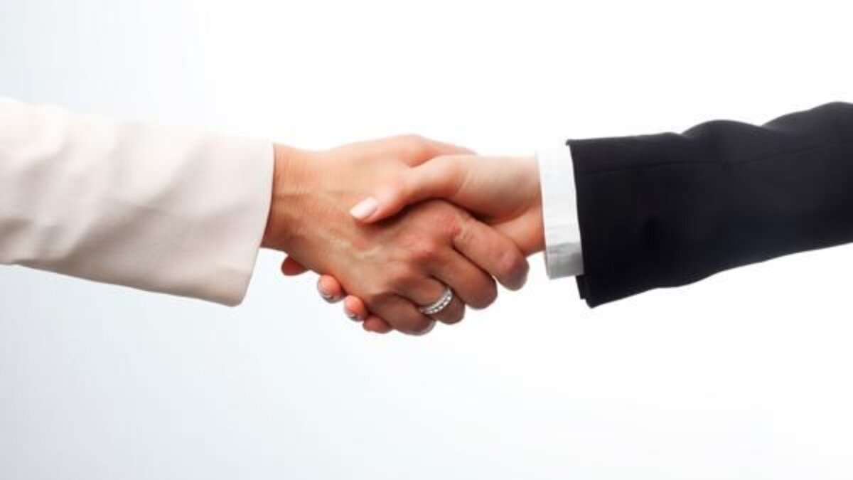 рукопожатие мужчины и женщины. ваш партнер в мире. общение людей. партнерство в бизнесе. ваш партнер в мире.