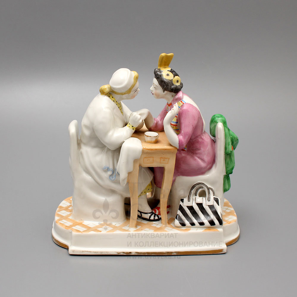 Статуэтка «Маникюр» (Сплетницы), скульптор Малышева Н. А., Дулево, СССР, 1958 г. В продаже! Фото с нашего сайта dvaveka.ru