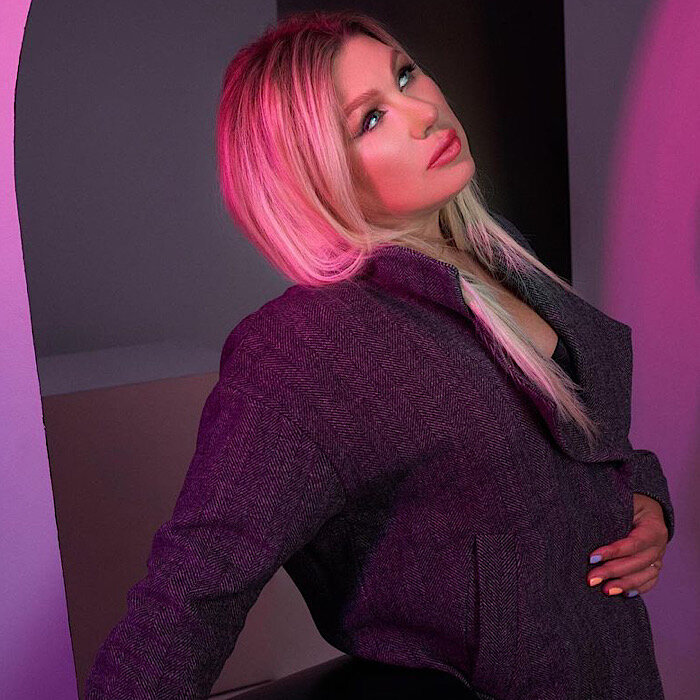 Правда, в последнее время артистка задумывается о том, чтобы поменять имя. Певице не нравится, что за последние 20 лет родители стали называть своих детей так же, как её. Более того, Польна испытывает дискомфорт, когда в общественных местах слышит «Ева», а обращаются на самом деле к другим людям.