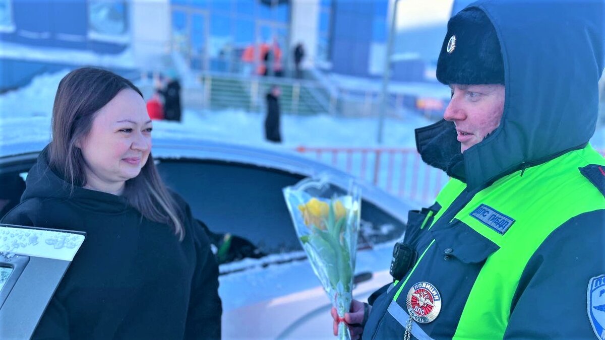    Нижневартовских автоледи поздравили с праздником цветами