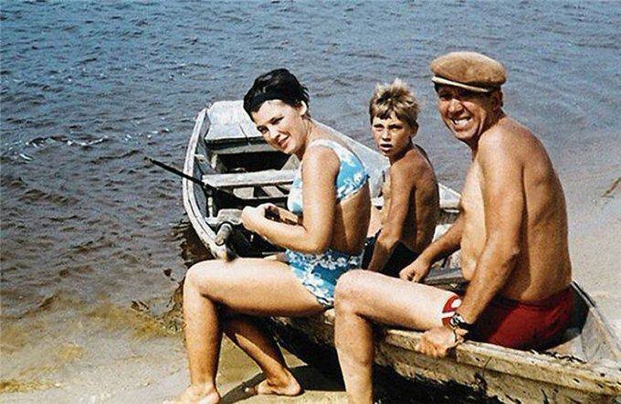 Юрий Никулин с женой Татьяной и сыном Максимом на отдыхе. 1960-е