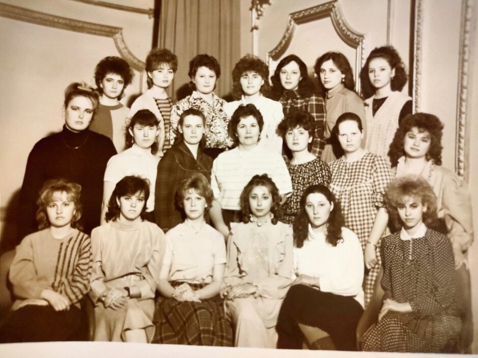 А здесь я в верхнем ряду крайняя слева. Оля в нижнем- по центру, рядом с Пипочкой. Наша 24 группа. 1989 год