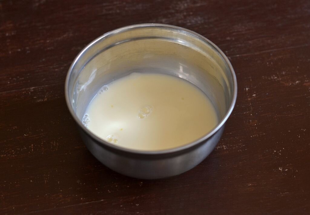 Молоко взбить с яйцом