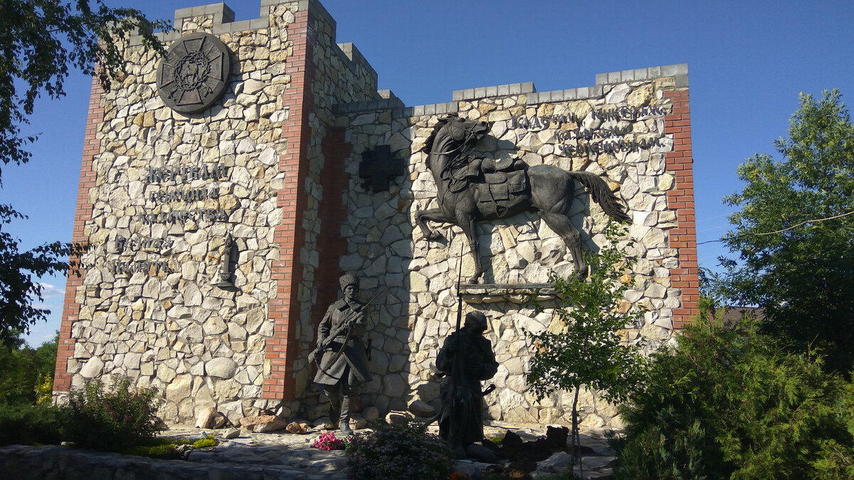 Мемориал при входе в музей