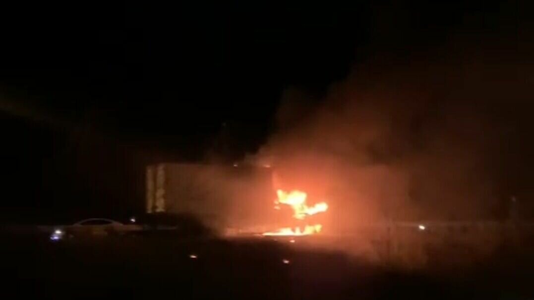     Пылающий грузовик посреди трассы в Приморском крае удалось снять на видео очевидцу. Кадры видеоролика могут шокировать неподготовленную публику.