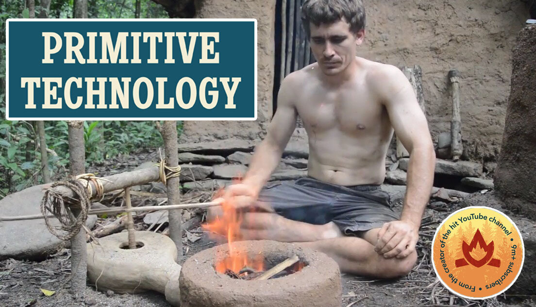 Джон Плант на фоне построенной им хижины с инструментами 