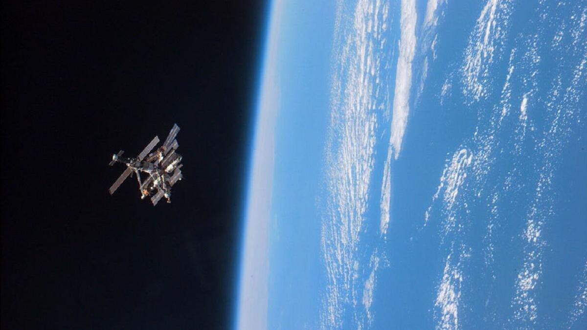    Искусственный спутник Земли в космосе:NASA / Newsmakers / Getty Images