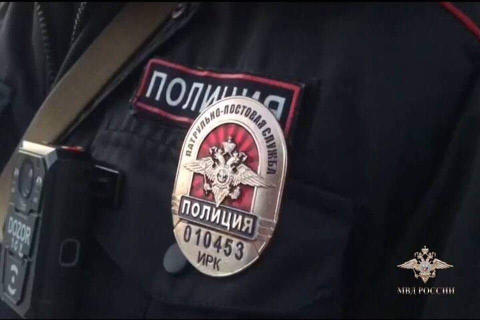     Полицейский из Иркутска вынес из горящего дома мужчину  ГУ МВД по Иркутской области