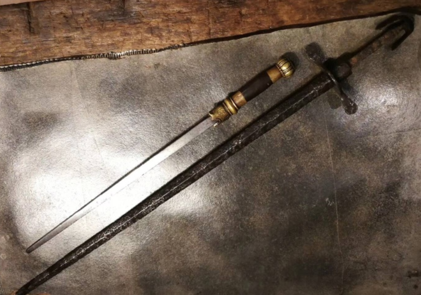 Цзянь - обычно металлический четырёхгранный прут на рукояти с гардой, традиционное ударно-дробящее оружие.