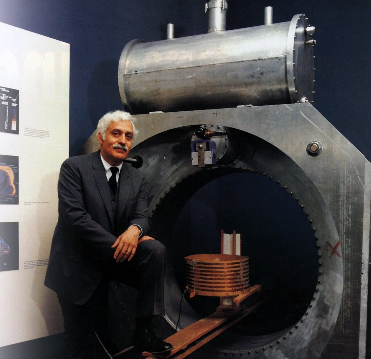 Первый аппарат в мире. Реймонд Ваган Дамадьян. Дамадьян Реймонд изобретатель магнитно-резонансной. Реймонд Дамадьян мрт. В 1980 году Реймонд Дамадьян.