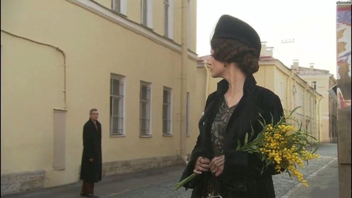 Маргарита шла по Тверской, и в руках у нее были "отвратительные, тревожные желтые цветы".