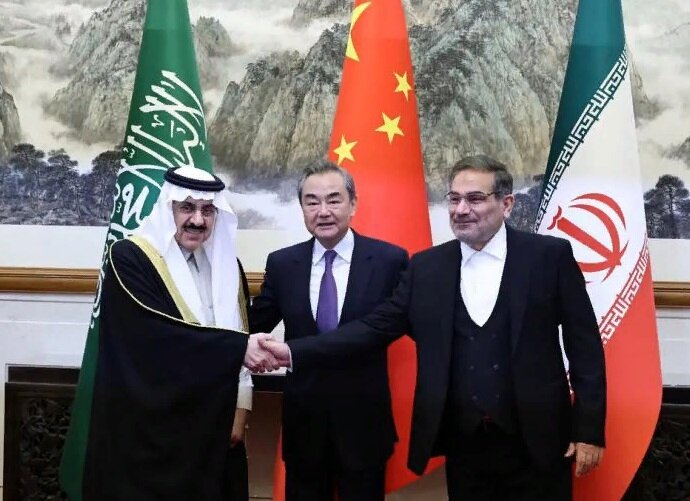 По итогам трехсторонней встречи в Пекине представители Исламской республики Иран (ИРИ) и Королевства Саудовской Аравии (КСА) договорились возобновить дипломатические отношения. 